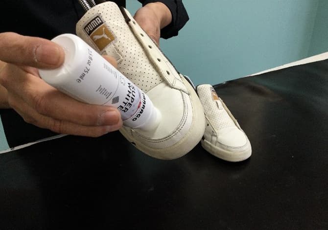 容器をよく振ってからスポンジ部分を靴に軽く押し付け液体クリームをスポンジに染みこませます。