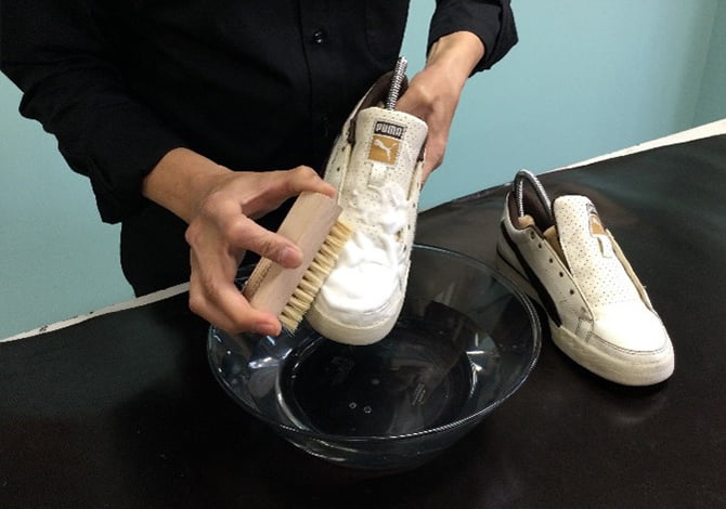 靴全体を泡立てるようにブラッシングしてください。※靴の汚れがひどい場合はあらかじめ靴を濡れたタオルやスポンジで湿らせてから４の工程を行うことで泡立ちがよくなり洗浄効果が高まります。