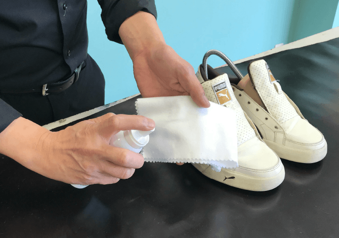 靴の中のニオイが気になる場合は「スニーカー除菌消臭ミスト 125ml」を使用してください。