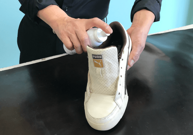 靴の中のニオイが気になる場合は「スニーカー除菌消臭ミスト 125ml」を使用してください。
