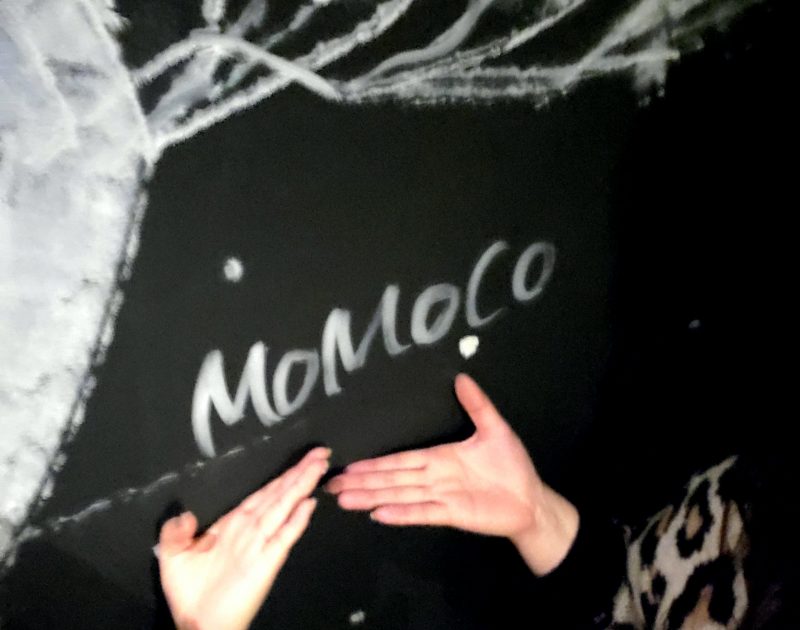 東京おでんラブストーリー錦三丁目　壁にはmomocoさんのサインが！